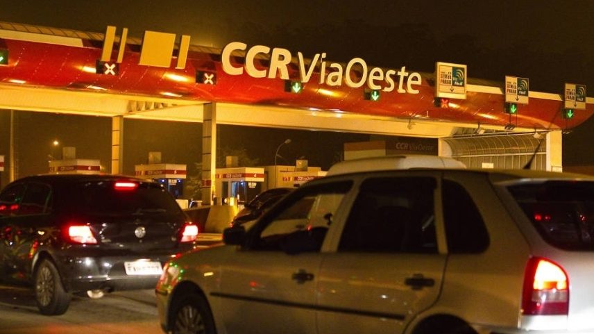 Pedágio na rodovia Castello Branco, na Grande São Paulo, em trecho administrado pela concessionária CCR (Foto: Julia Chequer - 13.jun.2012/Folhapress)