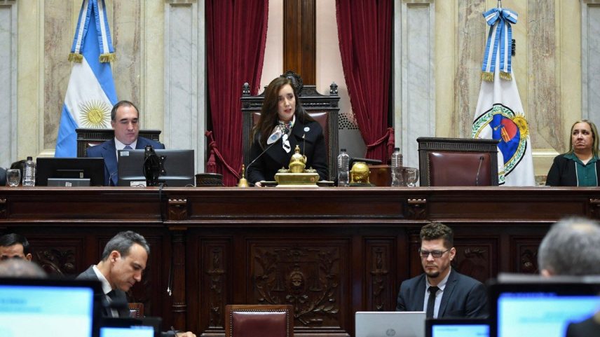 Vice-presidente Victoria Villarruel discursando durante sessão para debater aumentos de pensões e projeto de lei de emergência para pessoas com deficiência no Congresso Nacional, em Buenos Aires, em 10 de julho de 2025 (Foto: Sofia ARECO / ARGENTINA'S SENATE / AFP)