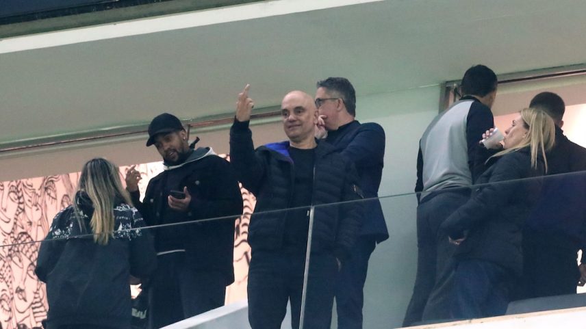 Ministro do STF esteve no camarote da Neoquímica Corinthians para acompanhar o time da casa, para o qual torce, contra o Palmeiras, pelas oitavas de final da Copa do Brasil, e fez um gesto obsceno (Foto: Alex Silva/Estadão)