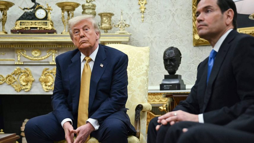 O presidente dos Estados Unidos, Donald Trump, e o secretário de Estado do país, Marco Rubio, em reunião no Salão Oval da Casa Branca, em Washington (Foto: Andrew Caballero-Reynolds - 16.jul.25/AFP)