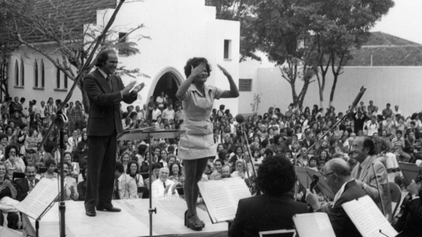 Projeto Aquarius: A detenta Nilce 'regendo' orquestra com o maestro Karabtchevsky, em 1976 (Foto: Luiz Pinto/Agência O GLOBO)