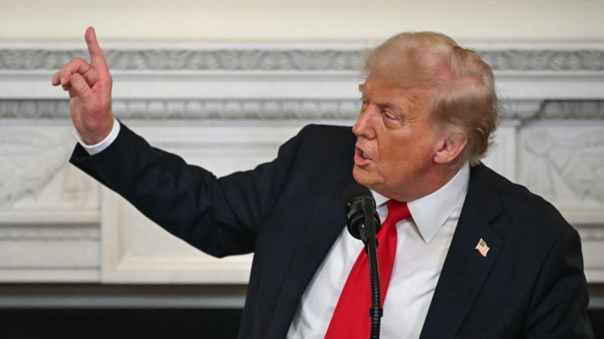O presidente dos Estados Unidos, Donald Trump, discursa durante um almoço do Gabinete de Assuntos Religiosos da Casa Branca na Sala de Jantar Oficial da Casa Branca, em Washington (Foto: ANDREW CABALLERO-REYNOLDS / AFP)