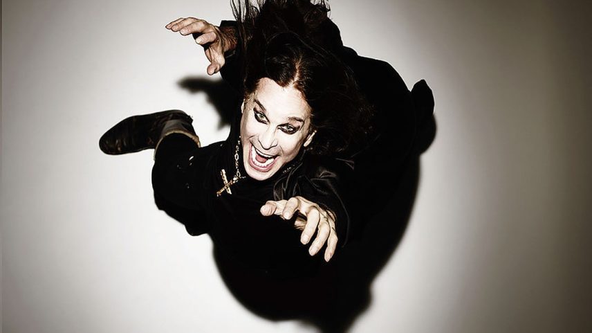 Ozzy Osbourne: ícone fashion transgressor e referência absoluta para estilos como o glam rock e o gótico (Foto: Sony Music/Divulgação)
