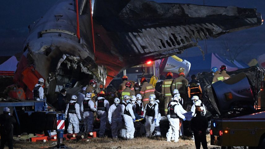 Boeing 737 colidiu contra aves e bateu num muro ao tentar pousar (Foto: Jung Yeon-Je/AFP)