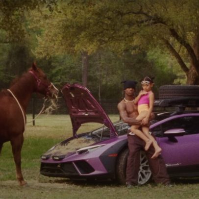 Travis Scott leva Lamborghinis para estábulos e boates no clipe 'Kick Out'