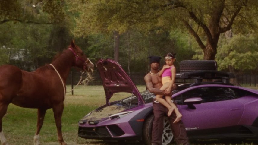 Travis Scott foi para o campo para o lançamento do seu novo vídeo "Kick Out" do 'JACKBOYS 2.' (Foto: Reprodução)