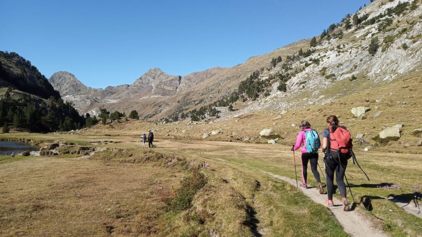 Senderistas em uma rota do monte aragonês. (Foto: Montaña Segura)