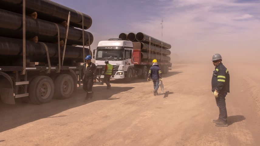 Obra do óleoduto Vaca Muerta Sur, na Argentina: empréstimo tem como objetivo ajudar um consórcio de perfuradoras de petróleo a pagar empreiteiras. (Foto: Sarah Pabst/Bloomberg)