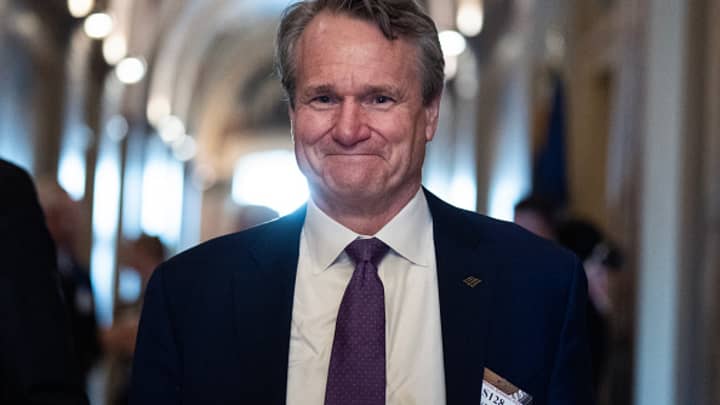 Brian Moynihan, CEO do Bank of America, deixa o Capitólio dos EUA após uma reunião com membros republicanos do Comitê de Bancos, Habitação e Assuntos Urbanos do Senado sobre a questão do debanking na quinta-feira, 13 de fevereiro de 2025. (Foto: Tom Williams | Cq-roll Call, Inc. | Getty Images)