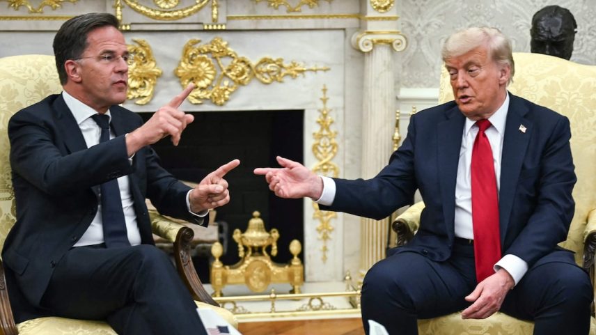 O presidente dos EUA, Donald Trump, se encontra com o secretário-geral da Otan, Mark Rutte (à esquerda), no Salão Oval da Casa Branca em Washington, antes de dar um ultimato a Vladimir Putin (Foto: Andrew Caballero-Reynolds/AFP)