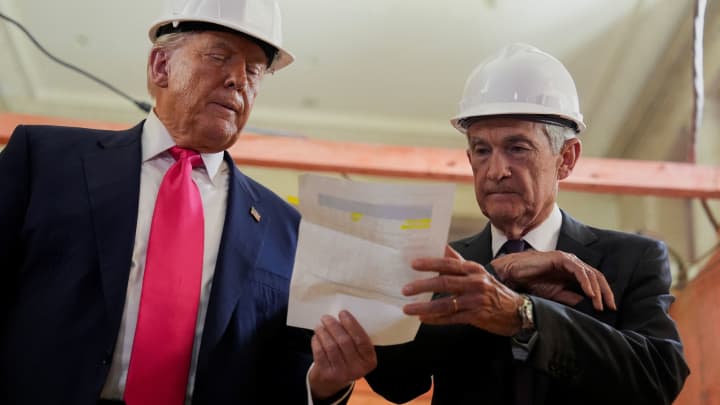Traders trabalham no pregão da Bolsa de Valores de Nova York (NYSE) no sino de abertura em 18 de julho de 2025, na cidade de Nova York. (Foto: Angela Weiss | AFP | Getty Images)
