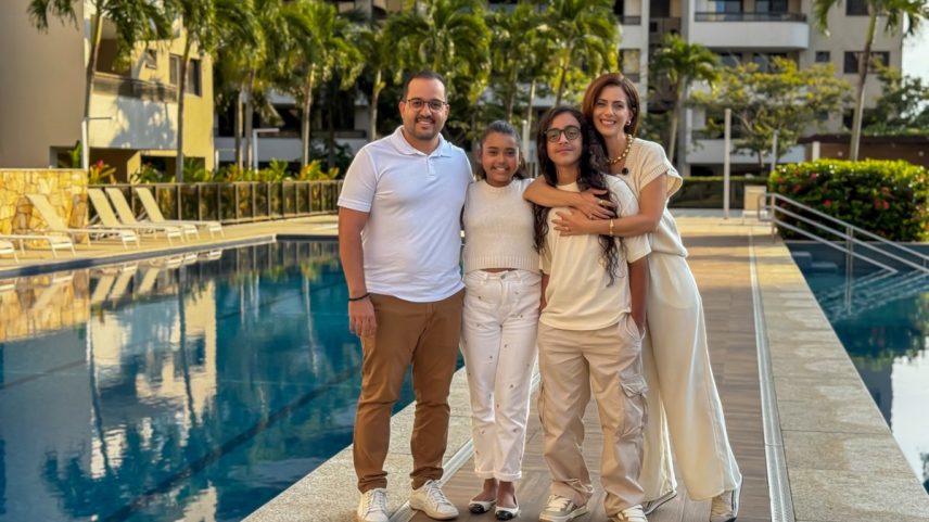 Luana Siqueira com o marido, Vagner Goulart, e os dois filhos no condomínio da Barra para onde vão se mudar (Foto: Divulgação)