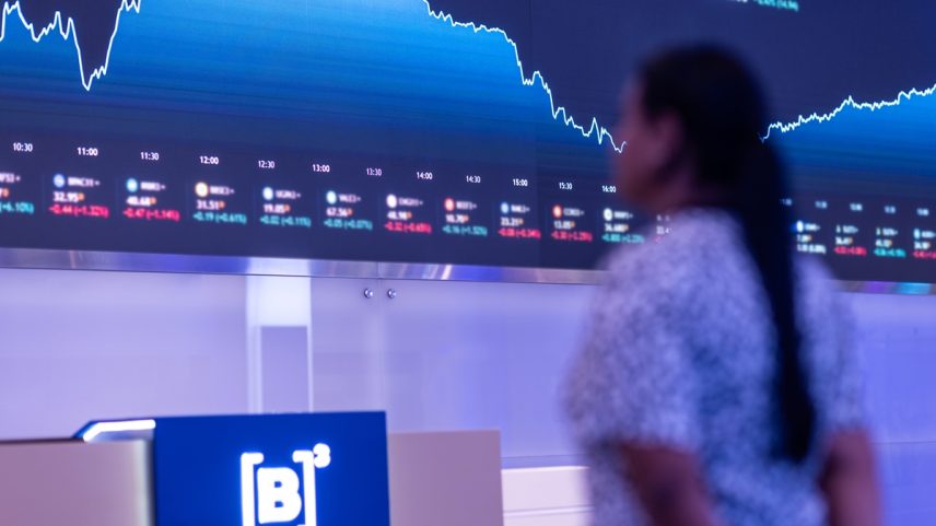 Mulher observa o painel de cotações da B3 (Foto: Divulgação B3)