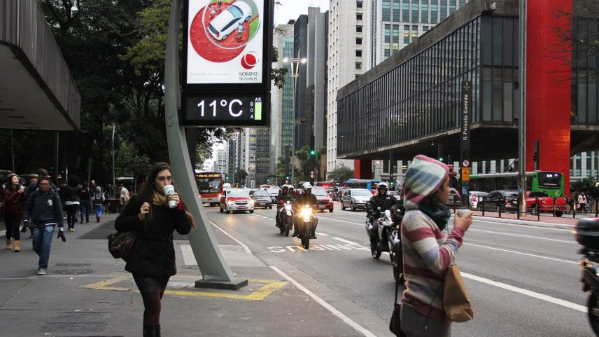 Pedestres se protegem do frio na região central de São Paulo (Foto: Rovena Rosa/Agência Brasil)