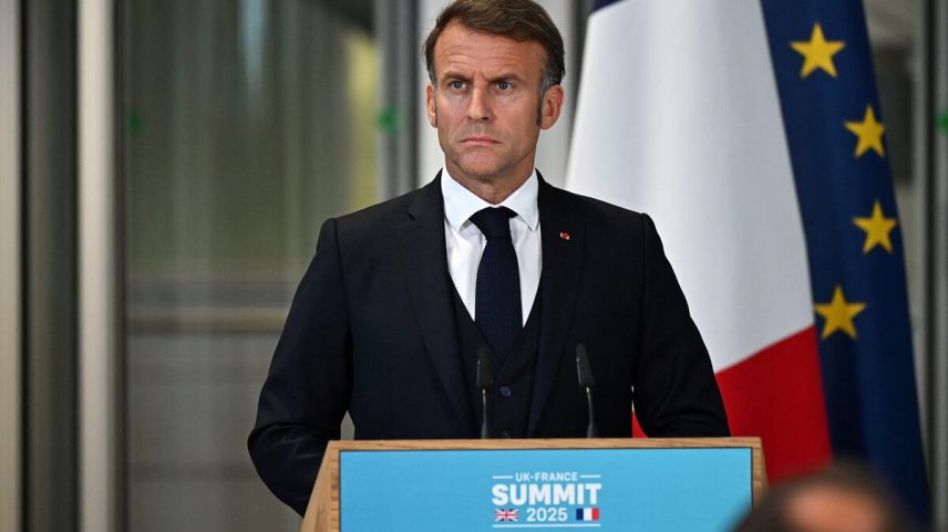 O presidente da França, Emmanuel Macron, durante uma conferência de imprensa em Londres no dia 10. (Foto: Leon Neal via REUTERS)
