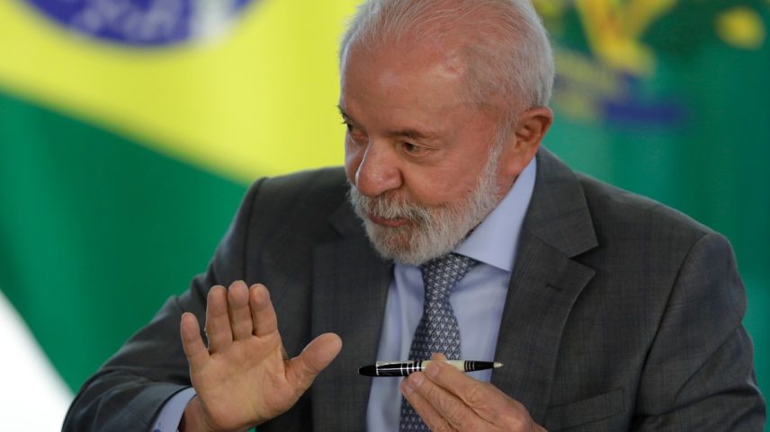 Presidente Luiz Inácio Lula da Silva assina decreto sobre regras de educação à distância (Foto: Cristiano Mariz/Agência O Globo)