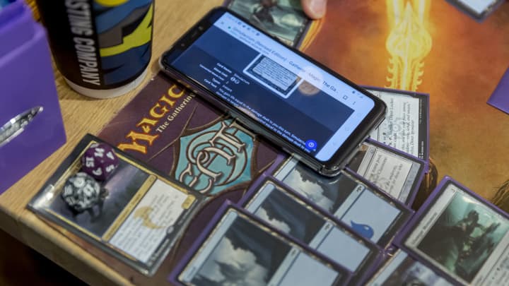 Uma carta de Magic: The Gathering é exibida em um telefone celular durante um torneio semanal na loja de hobbies Uncommons em Nova York, EUA, na quinta-feira, 27 de junho de 2019. (Foto: Mark Abramson | Bloomberg | Getty Images)