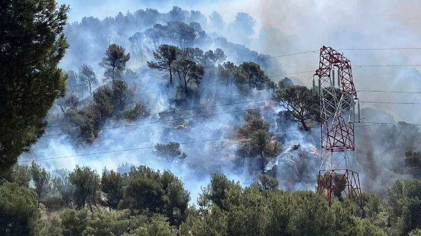 Incêndio em Pennes-Mirabeau, perto de Marselha, nesta terça-feira. (Foto: AP)