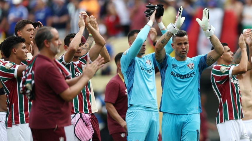 Jogadores do Fluminense agradecem a torcida (Foto: FRANCK FIFE / AFP)