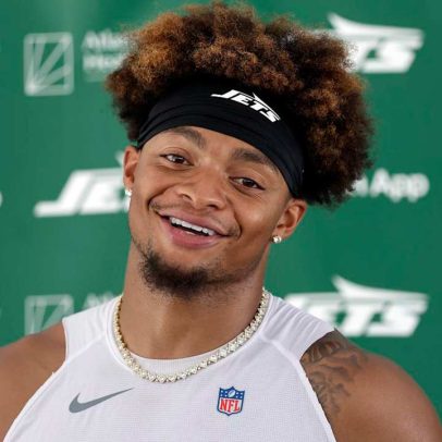 Justin Fields volta ao campo um dia após lesão no dedo do pé, mas não treina