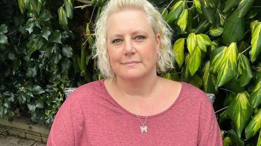 Clare teve sintomas por cerca de 38 anos antes de ser diagnosticada com líquen escleroso vulvar (Foto: Arquivo pessoal)