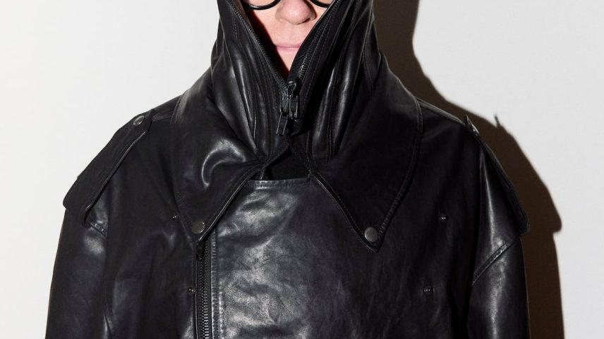 Hans Ulrich posa para a Icon com jaqueta de couro Balenciaga. (Foto: Antonio Macarro)