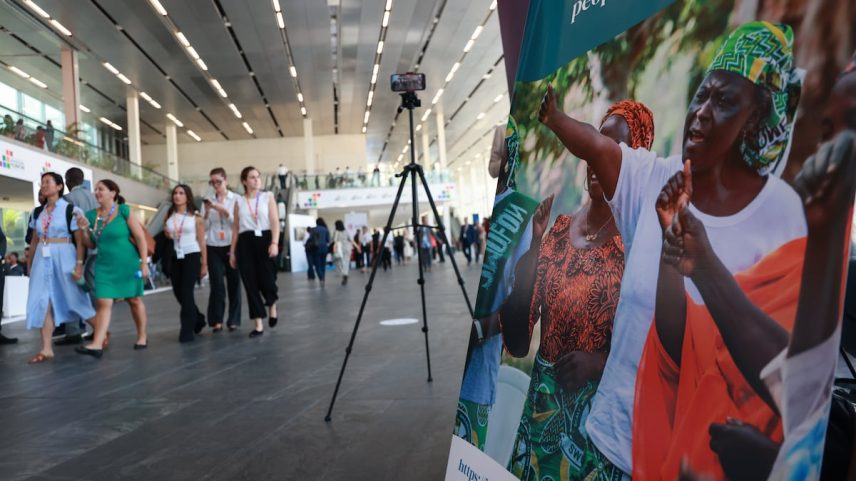 Assistentes da segunda jornada da IV Conferência Internacional sobre Financiamento para o Desenvolvimento da ONU percorrem as instalações do Palácio de Congressos, em 1 de julho de 2025, em Sevilha. (Foto: Rocío Ruz / Europa Press)