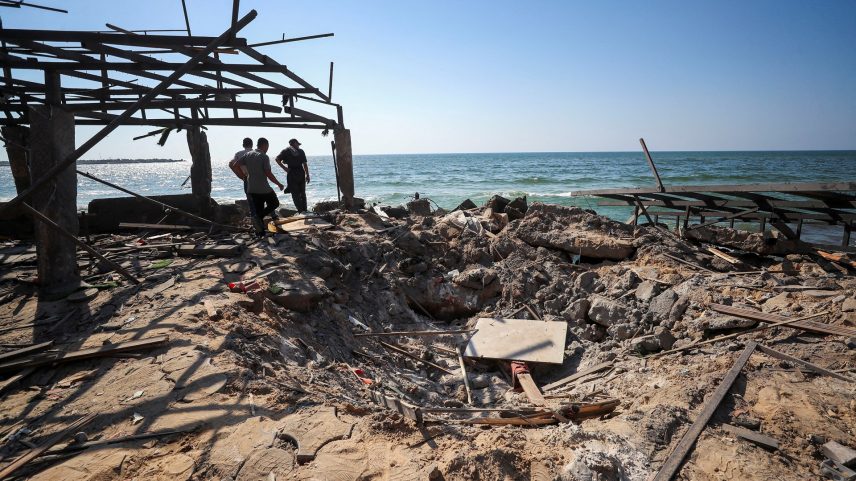 Palestinos inspecionam o local de um ataque aéreo israelense na cafeteria Al-Baqa, de acordo com o Ministério da Saúde de Gaza, no oeste da Cidade de Gaza, em 30 de junho de 2025. (Foto: REUTERS/Mahmoud Issa)