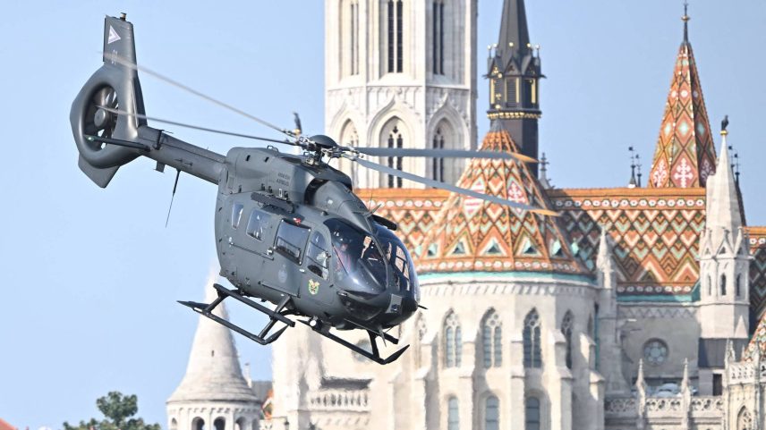 Helicóptero H145, da Airbus, que será produzido em Minas Gerais (Foto: Attila Kisbenedek - 20.ago.2024/AFP)