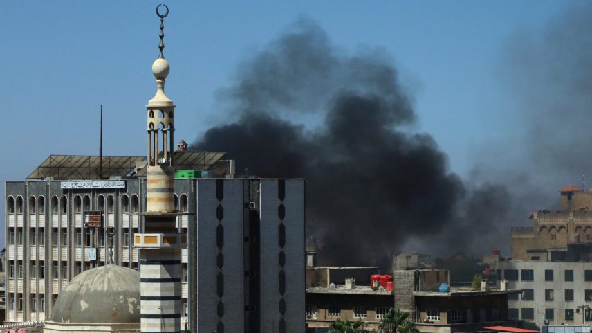 Fumaça na cidade de Sweida, na Síria, após confronto entre tribos beduínas e milícias drusas (Foto: Shadi AL-DUBAISI/AFP)