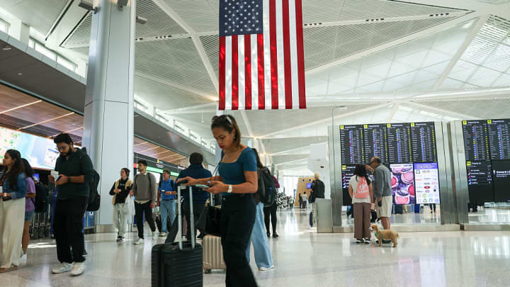 Pessoas se movem pelo Aeroporto Internacional de Newark Liberty após uma coletiva de imprensa do Secretário de Transporte Sean Duffy no aeroporto, onde ele anunciou a reabertura de uma pista principal do aeroporto, quase duas semanas antes do previsto, em 2 de junho de 2025, em Newark, Nova Jersey. (Foto: Spencer Platt | Getty Images)