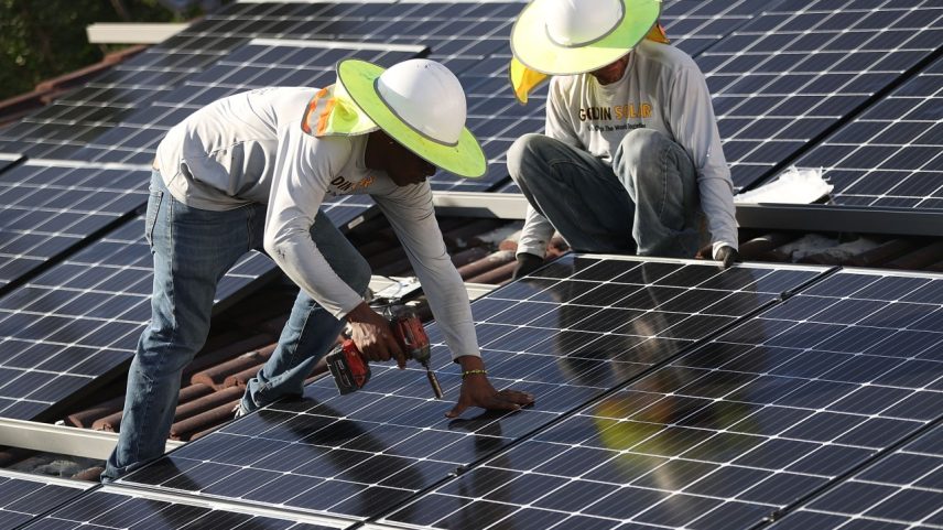 Trabalhadores instalam painel solar em Palmetto Bay, na Flórida: expansão sem precedentes do setor (Foto: Getty/Getty Images)