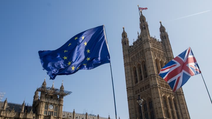 Uma bandeira da União Europeia (UE) flutua ao lado de uma bandeira britânica, também conhecida como Union Jack, em Londres. (Foto: Jason Alden | Bloomberg Creative Photos | Getty Images)