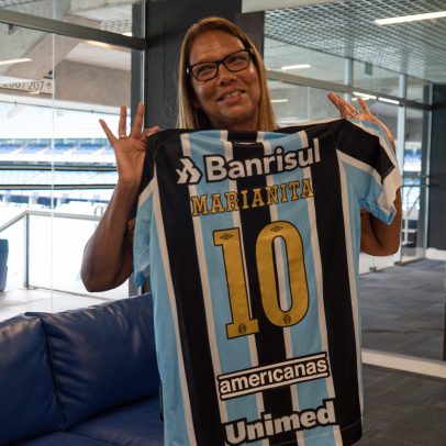 Ex-capitã do Grêmio é a primeira mulher a integrar a Calçada da Fama do futebol brasileiro
