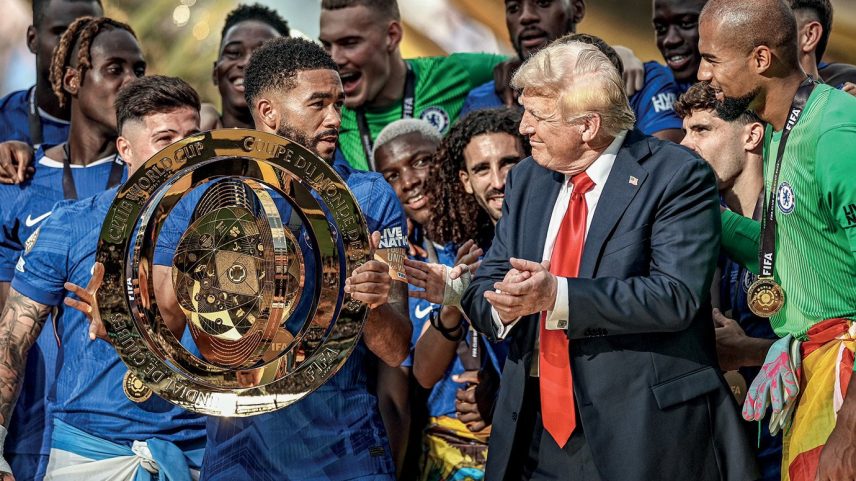 Donald Trump na final do Mundial de Clubes: o presidente busca ampliar poderes do cargo, até em eventos; ele quis erguer o troféu junto com o Chelsea (Foto: Buda Mendes/Getty Images)