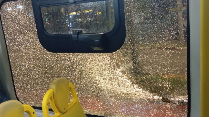 Ônibus da viação Mobibrasil que foi depredado pela onda de vandalismo (Foto: Reprodução/Mobibrasil)