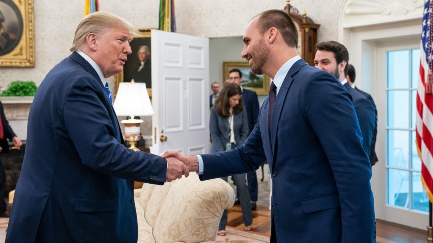 O presidente dos Estados Unidos, Donald Trump, cumprimenta o deputado federal Eduardo Bolsonaro durante visita à Casa Branca em agosto de 2019, ainda no primeiro mandato do republicano (2017-2021) (Foto: Joyce N. Boghosian/Casa Branca)