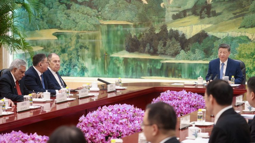 Xi Jinping, presidente da China, reúne-se com diplomatas dos países membros da OCX em Pequim (Foto: Ministério das Relações Exteriores da Rússia/ AFP)
