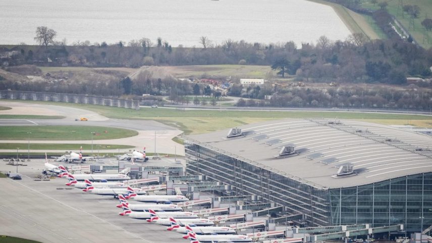 Foto aérea mostra aviões estacionados no Aeroporto de Heathrow (Foto: AFP)