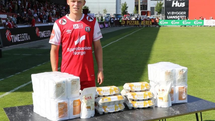 Lateral de time da Noruega ganha 40 sacos de aveia, 100 ovos e 20 litros de leite como prêmio de melhor da partida (Foto: Reprodução)