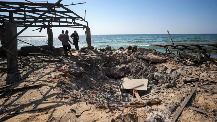 Uma cratera no café da praia al-Baqa após ser atingido por um ataque israelense (Foto: Reuters)
