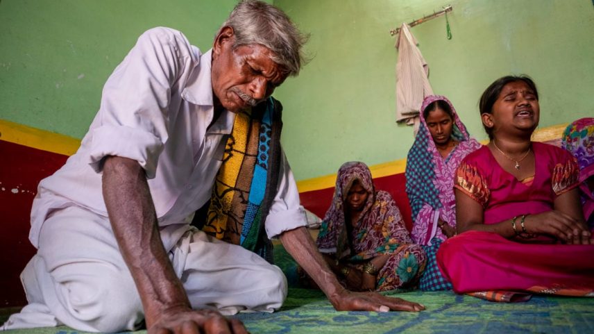 Homem indiano ora durante um culto em Bangalore, Índia. (Foto: IMB)