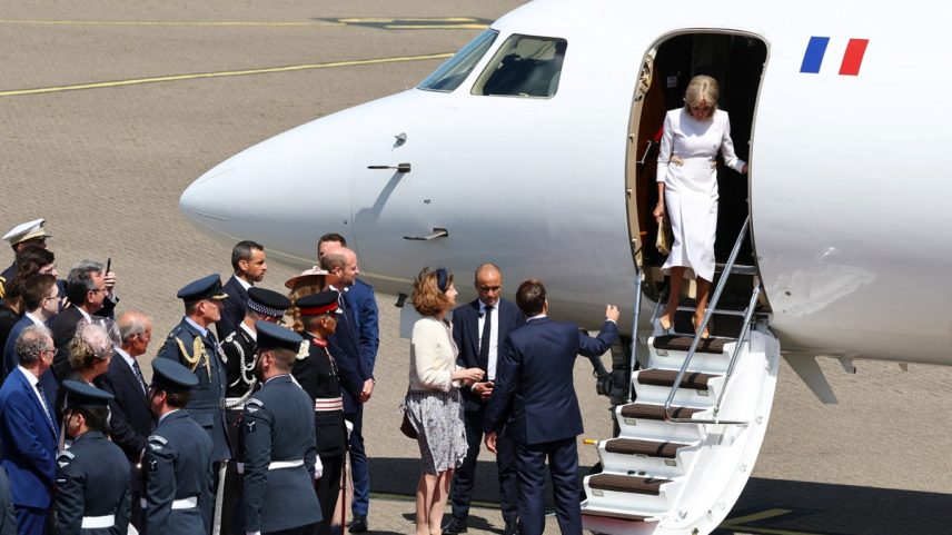 Emmanuel Macron e a esposa Brigitte Macron desembarcam e são recebidos pelo príncipe britânico William, Príncipe de Gales, e pela princesa britânica Catherine, Princesa de Gales (Foto: AFP)