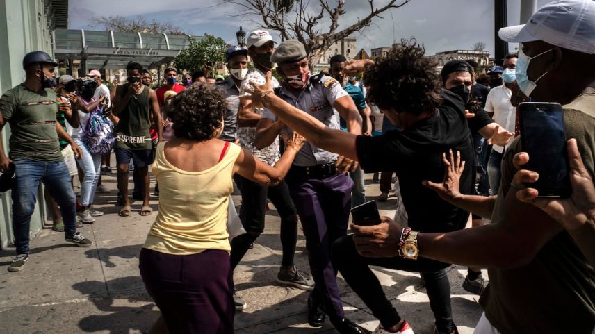 Arrebatamento de um manifestante em Havana, Cuba, em 11 de julho de 2021. (Foto: Ramon Espinosa/AP)