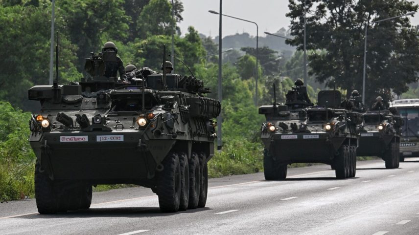 Soldados do Exército Real da Tailândia em veículos blindados em Chachoengsao, em 24 de julho de 2025, durante escalada do conflito com o Camboja (Foto: Lillian Suwanrumpha / AFP)