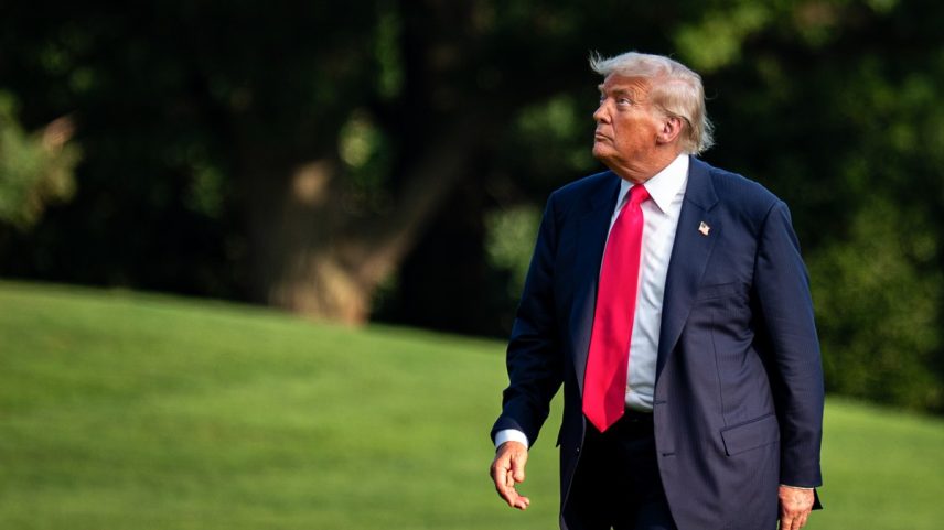 Donald Trump afirmou que provavelmente irá impor tarifas sobre produtos farmacêuticos já no fim deste mês (Foto: Al Drago/Bloomberg)