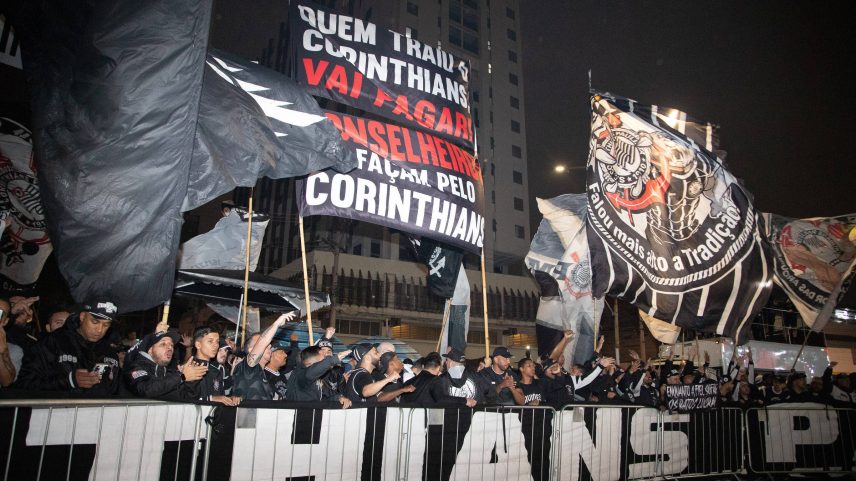 Torcedores do Corinthians protestam em frente ao Parque São Jorge; ato na quinta-feira teve enterro simbólico de figuras da política alvinegra (Foto: Rodilei Morais - 24.jul.25/Fotoarena/Ag. O Globo)