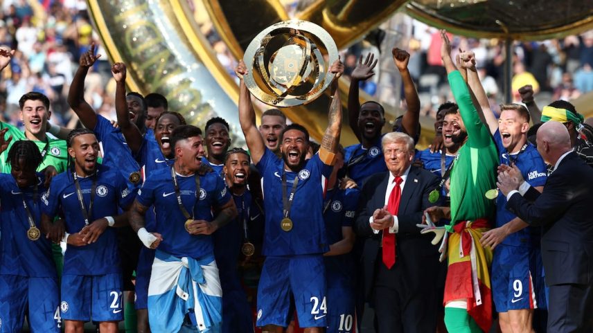 Reece James, capitão do Chelsea, levanta o troféu do Mundial de Clubes, torneio que convenceu a maioria, mas sem não gerar queixas (Foto: Franck Fife/AFP)