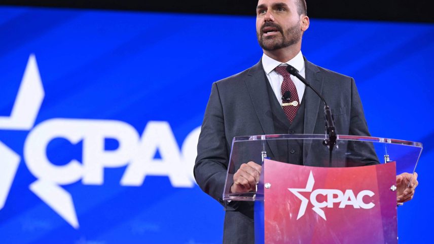 Deputado Eduardo Bolsonaro (PL-SP) discursa na Cpac, conferência conservadora, nos Estados Unidos (Foto: Saul Loeb - 20.fev.25/AFP)