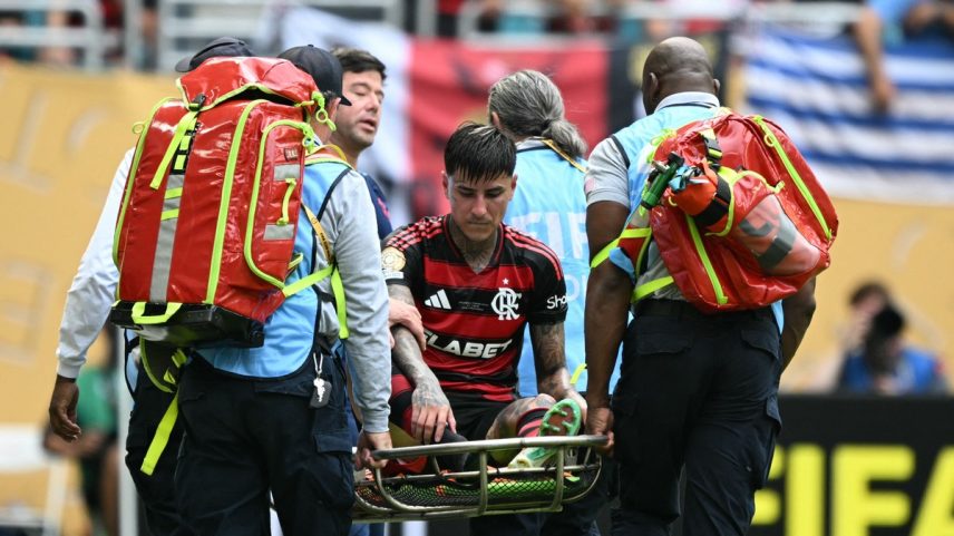 Pulgar deixa o campo na partida entre Flamengo e Bayern de Munique (Foto: CHANDAN KHANNA / AFP)